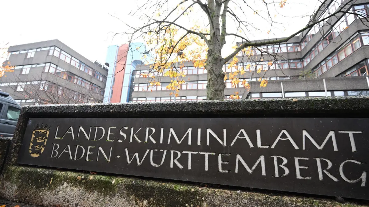 Landeskriminalamt Baden-Württemberg: ARCHIV - 21.11.2023, Baden-Württemberg, Stuttgart: "Landeskriminalamt Baden-Württemberg" steht auf einem Hinweisschild vor dem Gebäude des Landeskriminalamts. (zu dpa: «LKA-Einsatz wegen möglicher illegaler Waffen») Foto: Bernd Weißbrod/dpa +++ dpa-Bildfunk +++