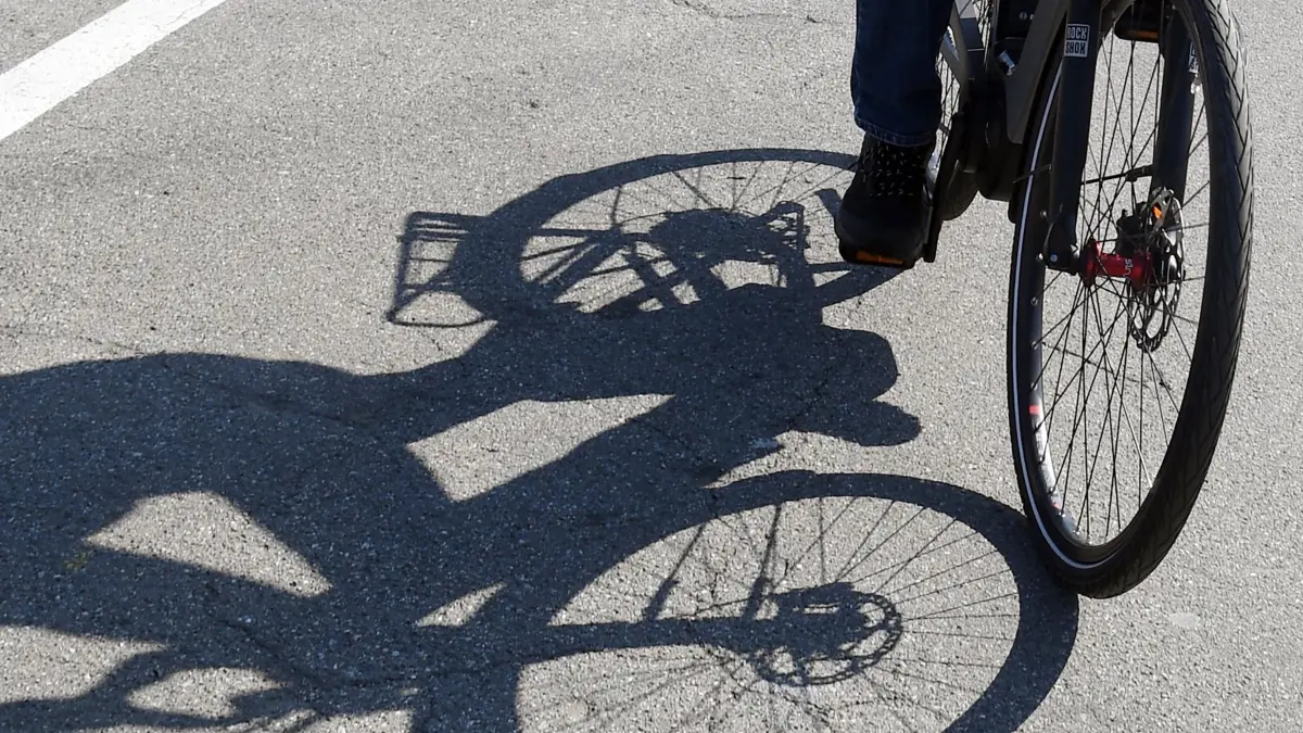 21.04.2018, Baden-Württemberg, Pforzheim: Auf dem Messplatz trainieren Senioren den Umgang mit einem Pedelec. (zu dpa: «Schön flott oder zu schnell? - Senioren, Pedelecs und die Unfälle» vom 10.05.2018) Foto: Uli Deck/dpa +++ dpa-Bildfunk +++