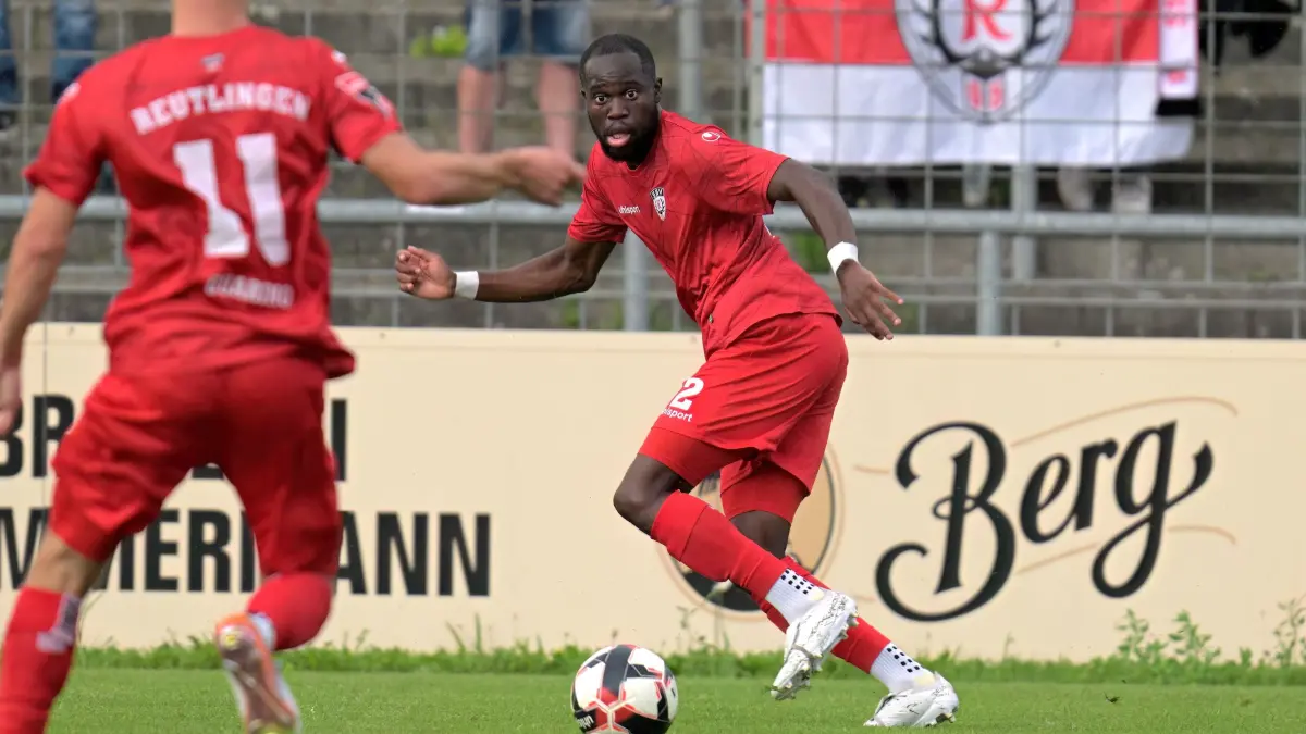 Fussball | SSV Reutlingen vs. Calcio Leinfelden-Echterdingen: Fussball | SSV Reutlingen (rot) vs. Calcio Leinfelden-Echterdingen (blau) // 2024-09-04 // Foto: Joachim Baur // #2 Mayimona Antonio (SSV Reutlingen)