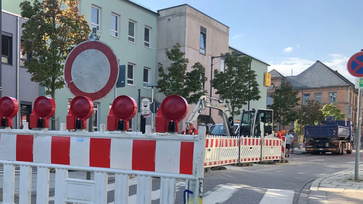 Kleine Baustelle, große Wirkung: Weil die Hermann-Köhl-Straße am Kreisverkehr vor dem Südstadtbogen komplett gesperrt werden muss, kann der 7er nicht wie gewohnt verkehren.