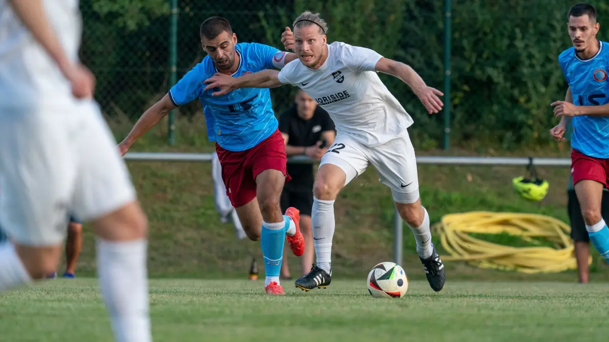 Fußball, WFV-Pokal Achtelfinale. SSG Ulm 22 Johannes Streiter oder FC Blaubeuren 30 Nermin Velagic