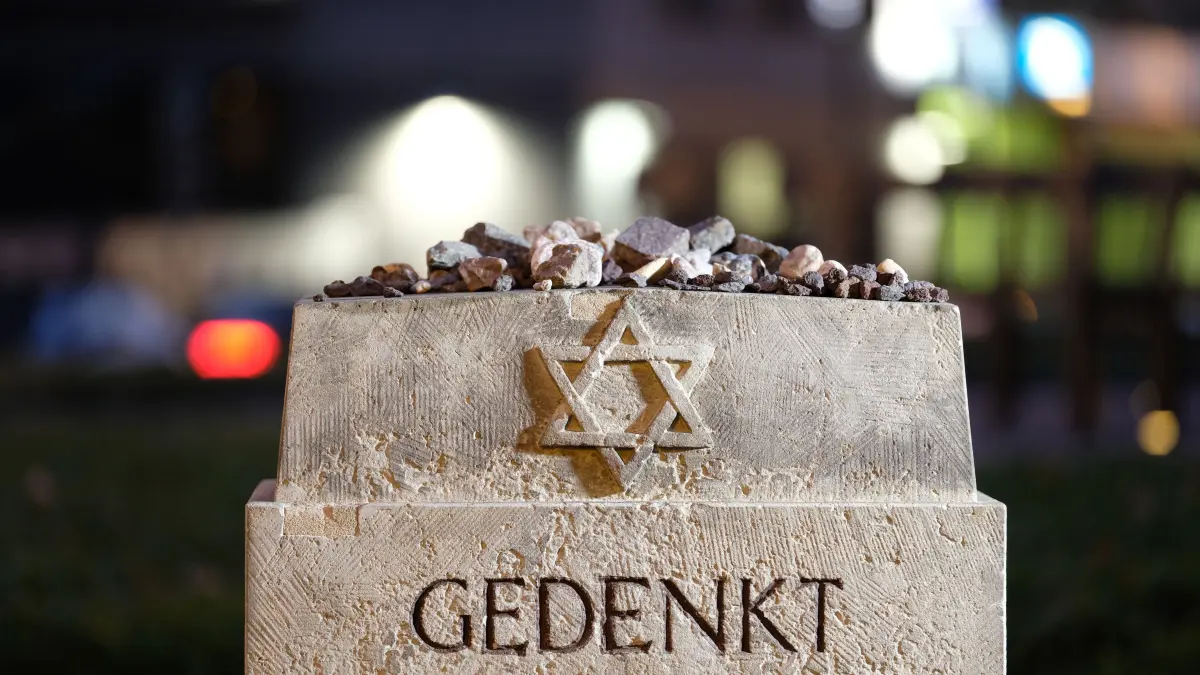 Am 9. November 1989 fiel die Berliner Mauer. Warum der 9.11. in Deutschland als Schicksalstag gilt, erfahrt ihr hier.