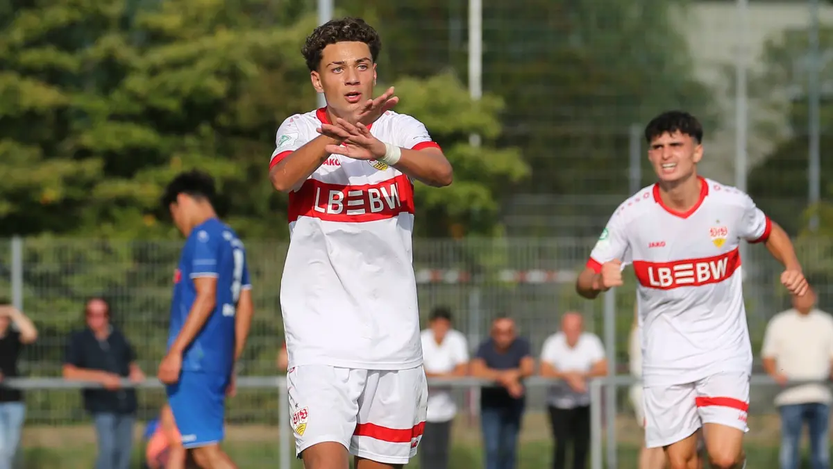 BAU// 04.09.2024 Stuttgart-Degerloch Fußball U17 SV Stuttgarter Kickers vs. VfB Stuttgart, Torschütze Salvatore Mule (VfB) jubelt über sein Tor zum 2:4