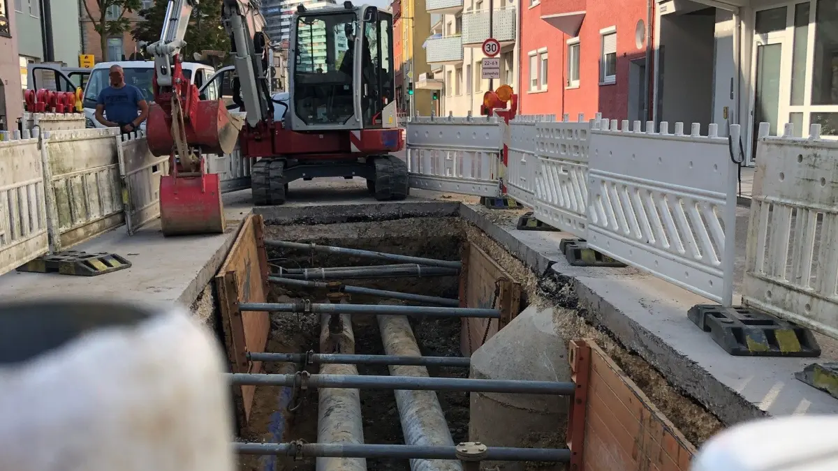 An der Fernwärmeleitung in der Hermann-Köhl-Straße müssen Absperrvorrichtungen erneuert werden. Das führt zu einer Totalsperrung.