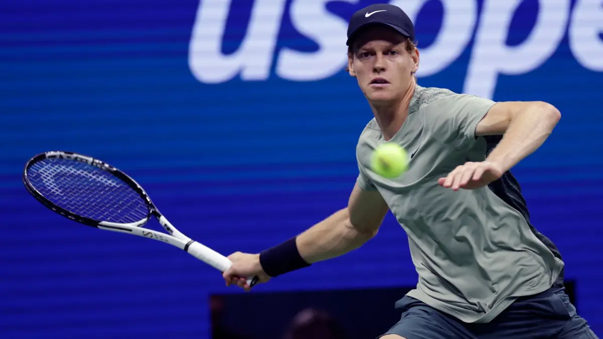 ATP-Tour - US Open: 04.09.2024, USA, New York: Tennis: Grand Slam/ATP-Tour - US Open, Einzel, Herren, Viertelfinale, Medwedew (Russland) - de Sinner (Italien): Jannik Sinner in Aktion. Foto: Adam Hunger/AP/dpa +++ dpa-Bildfunk +++