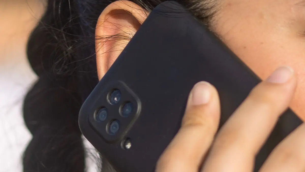 Handy: SYMBOLBILD - 10.07.2023, Berlin: Eine junge Frau telefoniert mit ihrem Smartphone. (zu dpa: «Studie: Handynutzung erhöht das Krebsrisiko nicht») Foto: Fernando Gutierrez-Juarez/dpa +++ dpa-Bildfunk +++