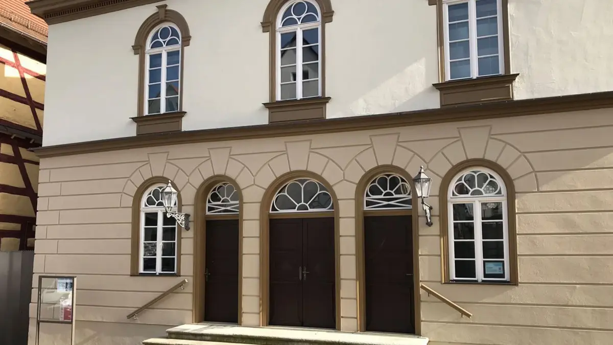 Die Alte Synagoge ist bekannt in der weiten Region als Erinnerungs-, aber auch als Kulturzentrum. Dort lädt die Initiative Hechinger Synagoge zu ihren regelmäßigen Veranstaltungen.