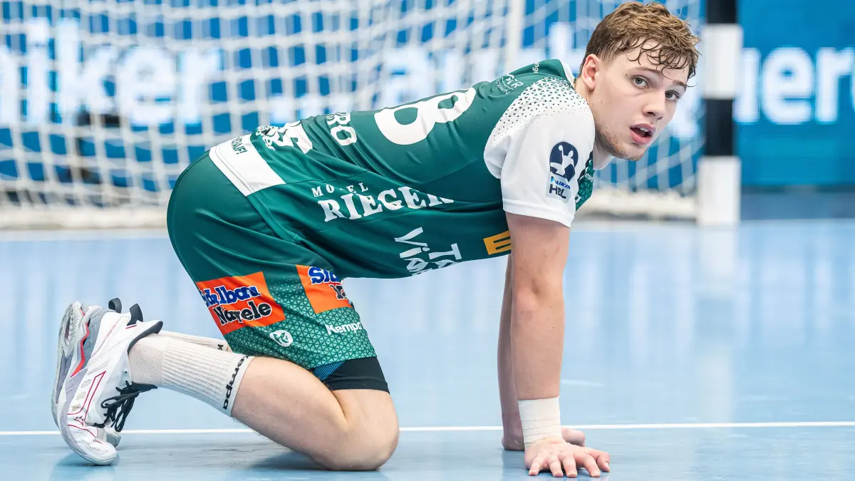 Frisch Auf Goeppingen vs. HSV Hamburg, Handball, 1. Bundesliga, Herren, Spielzeit 2024/2025, 06.09.2024: Franko Lastro (Frisch Auf Goeppingen, #28) wartet bange auf die Enstcheidung der Schiedsrichter, Frisch Auf Goeppingen vs. HSV Hamburg, Handball, 1. Bundesliga, Herren, Spielzeit 2024/2025, 06.09.2024,
Foto: EIBNER/Michael Schmidt