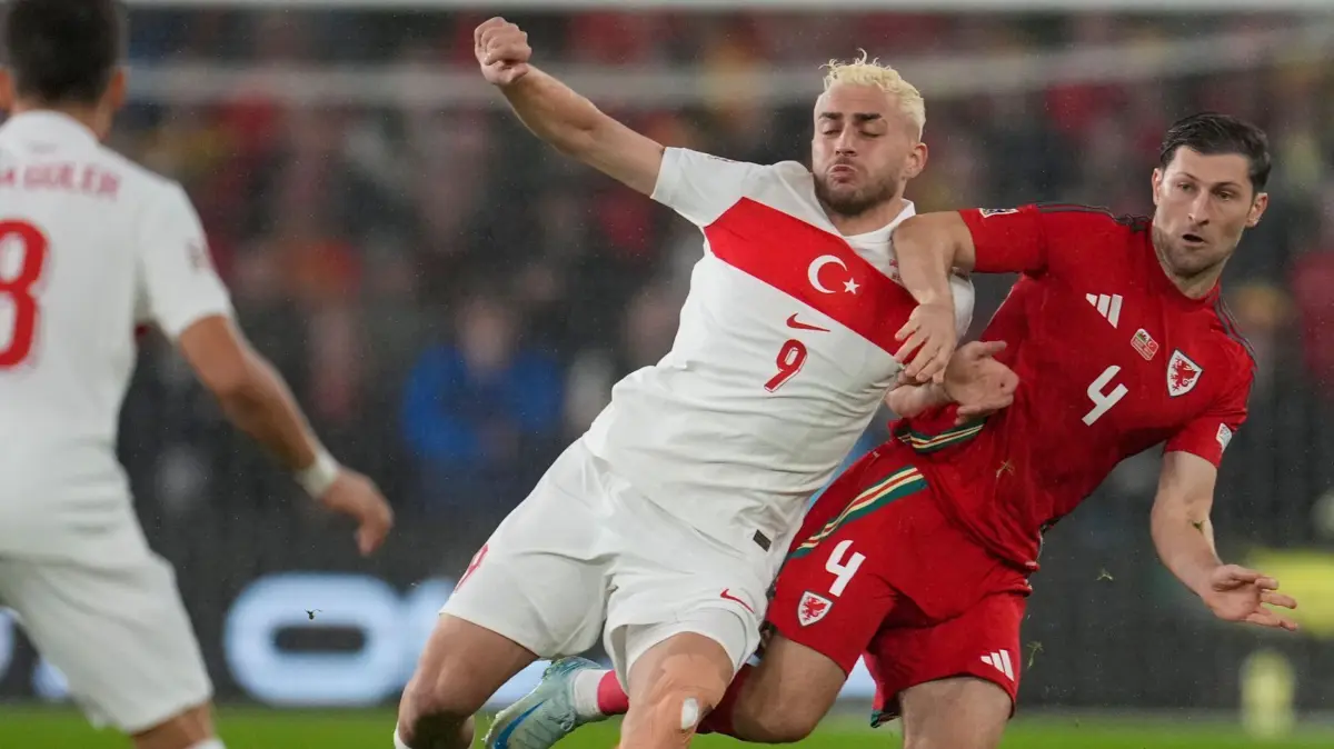 Wales - Türkei: 06.09.2024, Großbritannien, Cardiff: Fußball: Nations League B, Wales - Türkei, Gruppenphase, Gruppe 4, 1. Spieltag: Der türkische Nationalspieler Barıs Alper Yılmaz (l) und der walisische Nationalspieler Ben Davies kämpfen um den Ball im Cardiff City Stadium. Foto: Kin Cheung/AP/dpa +++ dpa-Bildfunk +++