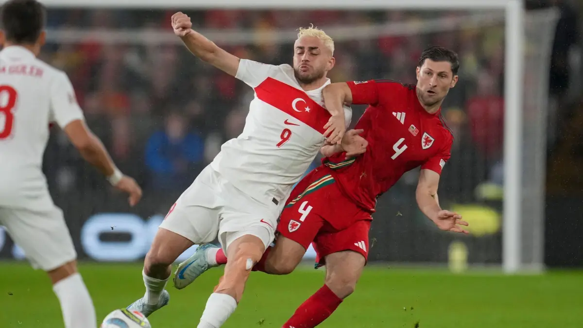 Wales - Türkei: 06.09.2024, Großbritannien, Cardiff: Fußball: Nations League B, Wales - Türkei, Gruppenphase, Gruppe 4, 1. Spieltag: Der türkische Nationalspieler Barıs Alper Yılmaz (l) und der walisische Nationalspieler Ben Davies kämpfen um den Ball im Cardiff City Stadium. Foto: Kin Cheung/AP/dpa +++ dpa-Bildfunk +++