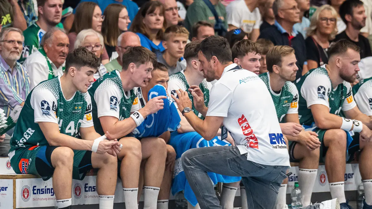 Frisch Auf Goeppingen vs. HSV Hamburg, Handball, 1. Bundesliga, Herren, Spielzeit 2024/2025, 06.09.2024: Ben Matschke, Cheftrainer (Frisch Auf Goeppingen) im Gespraech mit Oskar Sunnefeldt (Frisch Auf Goeppingen, #27), Frisch Auf Goeppingen vs. HSV Hamburg, Handball, 1. Bundesliga, Herren, Spielzeit 2024/2025, 06.09.2024,
Foto: EIBNER/Michael Schmidt