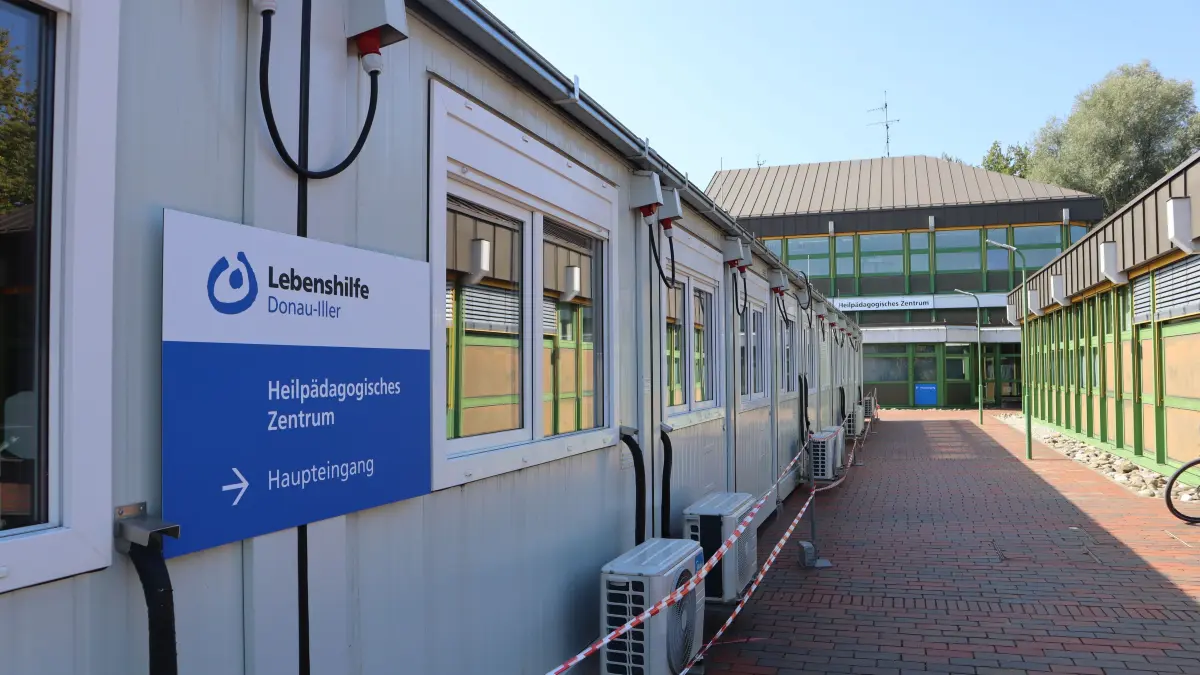 Vor dem HPZ steht ein Containerdorf.