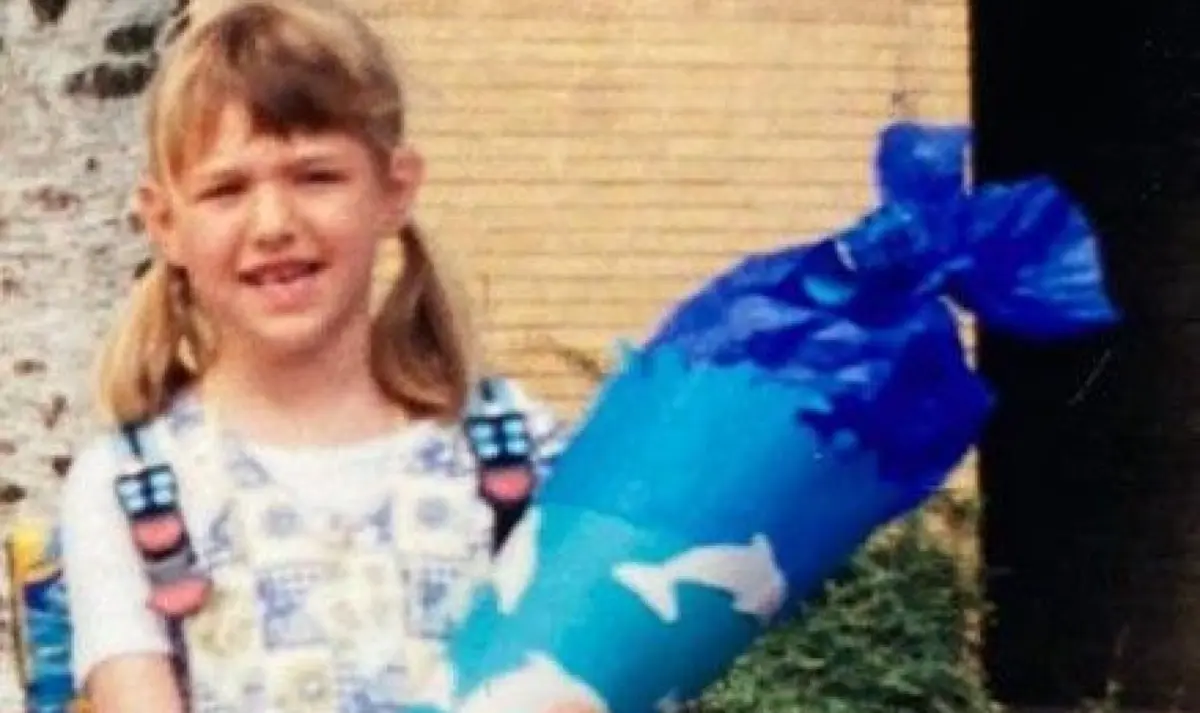 Rabea Christ mit Schultüte bei ihrer Einschulung 1996