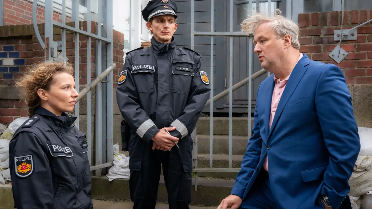 Polizeihauptkommissarin Wiebke (Antonia Bill, l.) und ihr Kollege Malte (Joshua Seelenbinder, M.) befragen den Austernhändler Rainer Nordmann (Stephan Grossmann, r.)