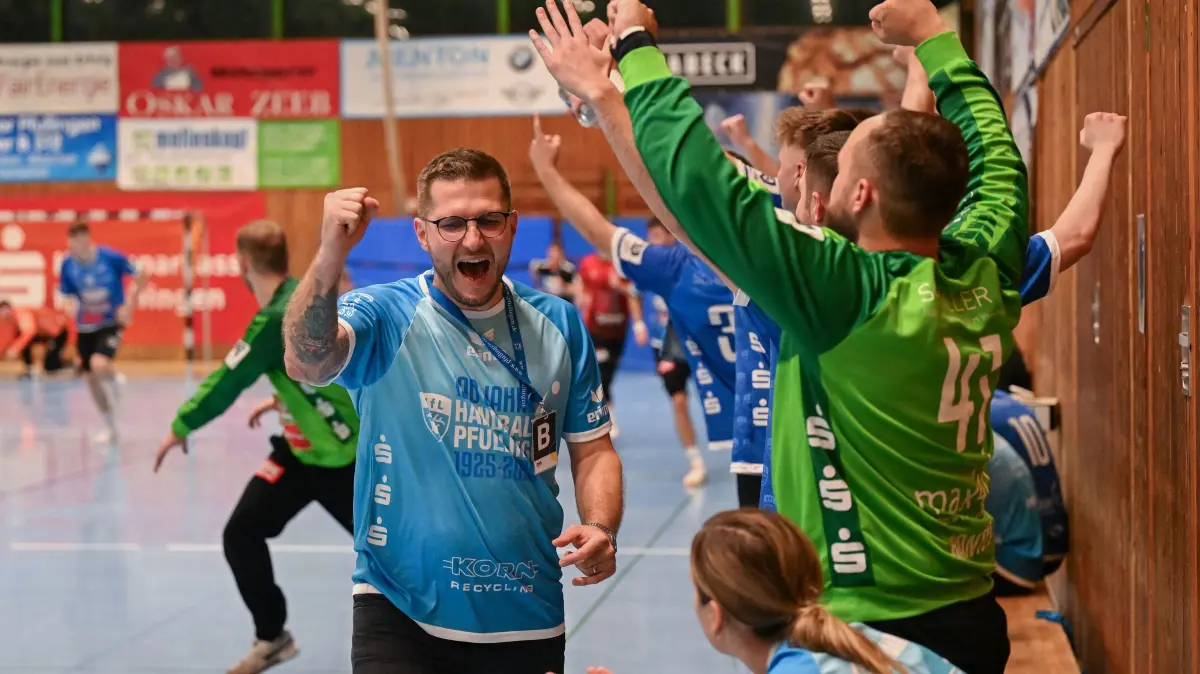 3. Liga, Männer Süd, VFL Pfullingen - TuS Fürstenfeldbruck: 3. Liga, Männer Süd, VFL Pfullingen - TuS Fürstenfeldbruck, 07.09.2024 - Jubel kurz vor Schlusspfiff von Fabian Gerstlauer (Trainer, VFL Pfullingen)
Foto: Axel Grundler