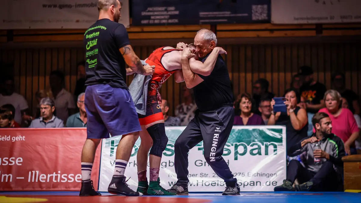 Ringen, KSV Unterelchingen: Die Ringer starten in der pickepackevollen Halle in die Saison - Nils Michael Krautsieder (rot) (Elchingen) - Gentrit Mustafa