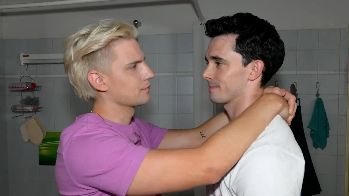 Moritz (Lennart Borchert) will seinen Freund Luis (Marc Weinmann) nicht verlieren