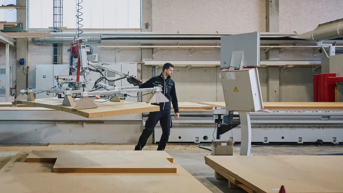 Hochmoderne Fertigungsanlagen ermöglichen bei Bauer Holzbau die Bearbeitung von Freiformen und außergewöhnlichen Formaten.