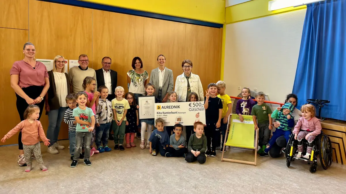 Kita Kunterbunt. Judith Zeller, Selina Sulzer, Bürgermeister Mike Münzing, KBF-Geschäftsführer Klaus Barthold, Projektleiterin Sabine Bantle, und Beate Niedoresow und Ulrika Gebhardt vom Krebsverband Baden-Württemberg (hintere Reihe von links)