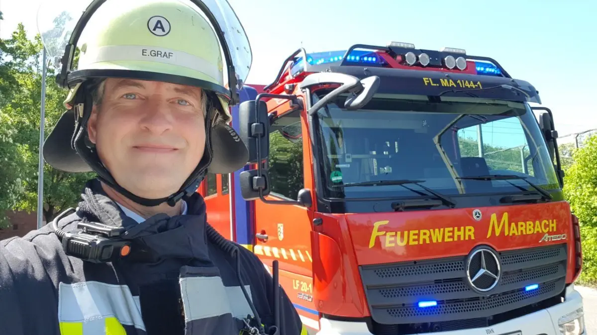 Pfarrer und Feuerwehrmann Ekkehard Graf war auch schon bei einem Brand an der Kirche im Einsatz.