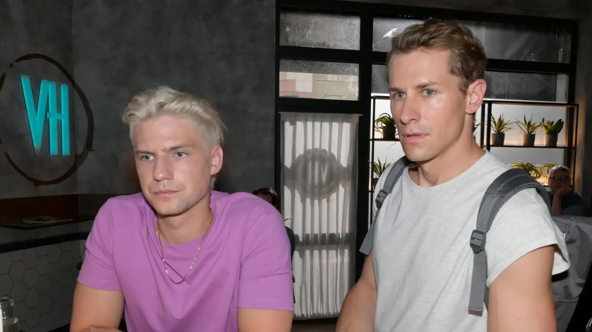 Moritz (Lennart Borchert, l.) kann seine Wut auf Adam (Lukas Sauer) nur schwer verbergen.
