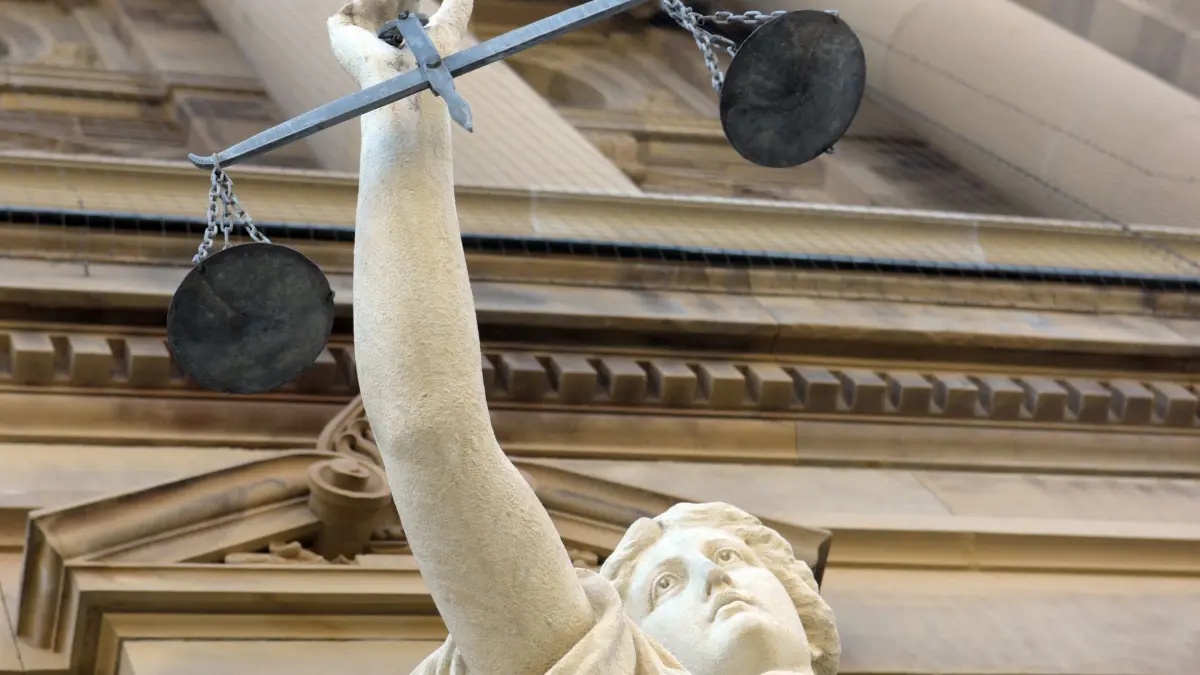 Deutsches Paar wegen Tötung der Tochter vor Gericht: ARCHIV - 10.04.2017, Baden-Württemberg, Ulm: Vor einem Justizgebäude steht eine Statue der Göttin Justitia. (zu dpa: «Deutsche töteten behinderte Tochter - Prozess in der Schweiz») Foto: Stefan Puchner/dpa +++ dpa-Bildfunk +++