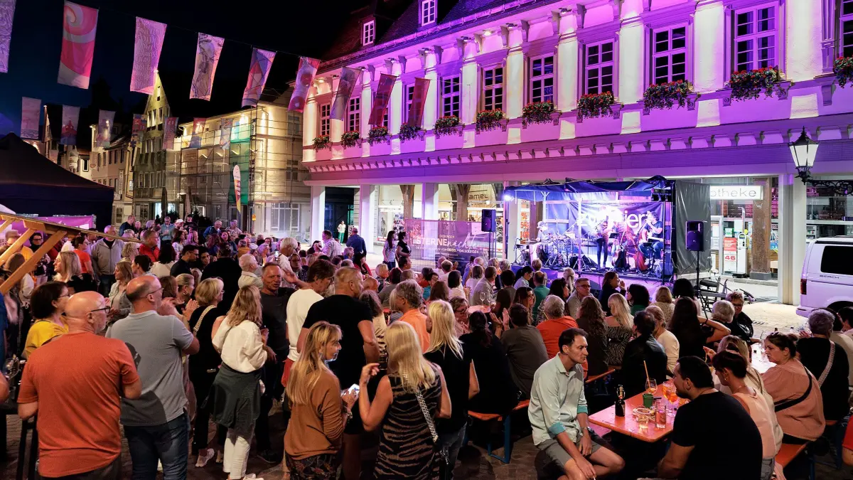 Gut gefüllt war am Freitagabend die Geislinger Fußgängerzone vor dem alten Rathaus. Mehr als 400 Besucher wollten bei der ersten Sternenacht Musik und Kulinarik erleben.