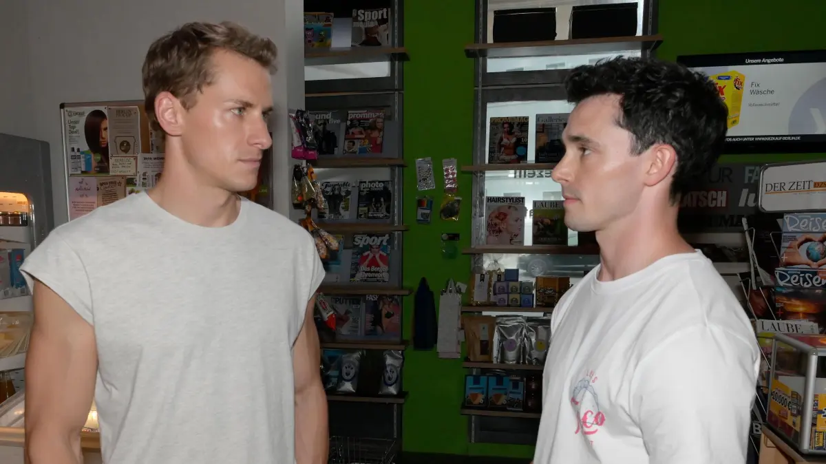 Adam (Lukas Sauer, l.) liebt Luis (Marc Weinmann).