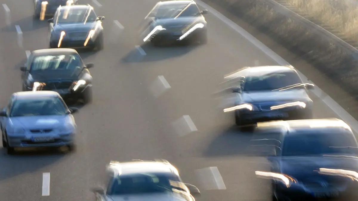 ARCHIV - Autos fahren am 09.12.2008 auf der Autobahn A8 bei Karlsbad im Kreis Karlsruhe (Aufnahme mit Zoomeffekt). Foto: Ronald Wittek dpa/lsw (Zu dpa "Wahrscheinlich illegales Autorennen auf Autobahn 6" vom 15.08.2016) +++(c) dpa - Bildfunk+++