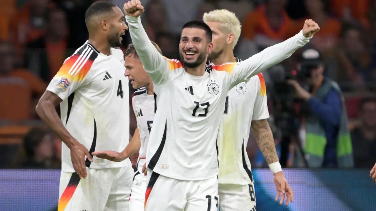 Niederlande - Deutschland: 10.09.2024, Niederlande, Amsterdam: Fußball, Nations League A, Niederlande - Deutschland, Gruppenphase, Gruppe 3, Spieltag 2, Johann Cruyff ArenA, Deutschlands Deniz Undav (M) bejubelt sein Tor zum 1:1 mit dem Team. Foto: Federico Gambarini/dpa +++ dpa-Bildfunk +++