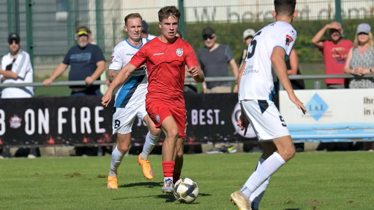In Bietigheim-Bissingen gelang den rot gekleideten SSVler, hier Luca Meixner (Mitte), nur wenig. Im Pokal soll das anders werden, lässt Trainer Reitter durchblicken.