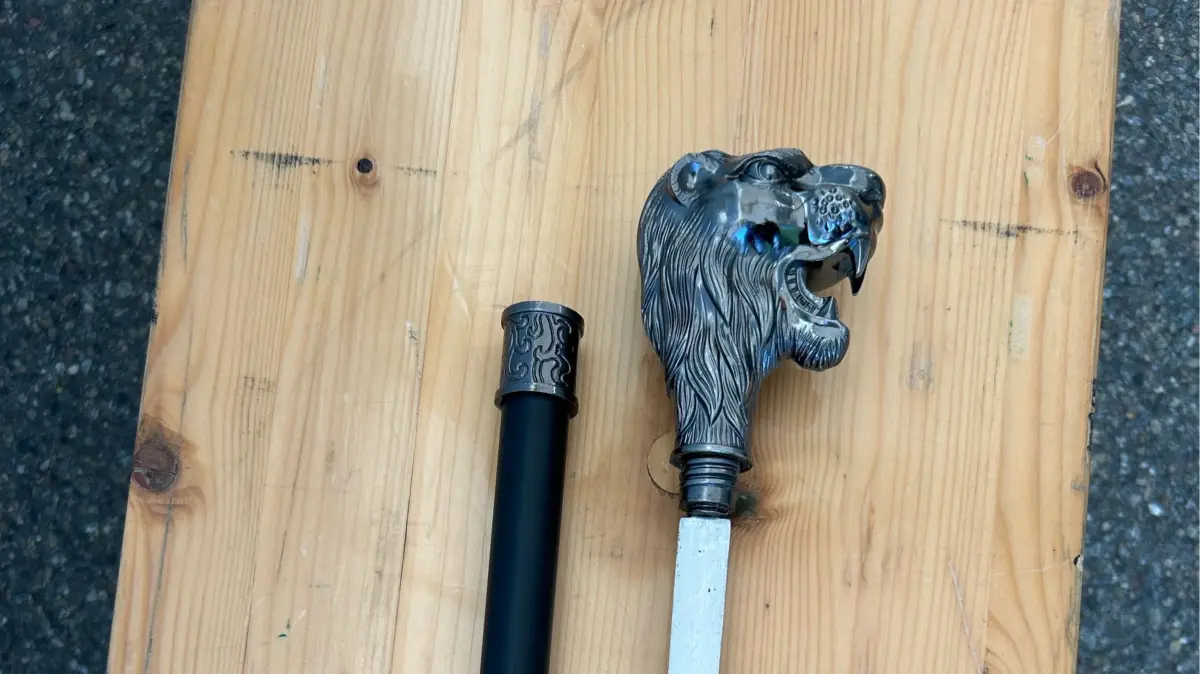 Nur eine der beschlagnahmten Waffen: Ein Gehstock, in dessen Inneren sich ein Degen verstecken lässt.