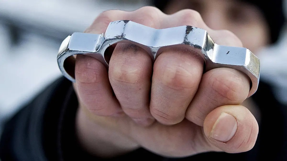 Bildnummer: 53085172 Datum: 13.02.2009 Copyright: imago/Pressefoto Kraufmann&Kraufmann
Junger Mann mit einem Schlagring - Stuttgart, Personen , Objekte , Körperteile , Highlight; 2009, Stuttgart, Jugendgewalt, Hand, Faust, Gewalt, Symbolfoto; , quer, Kbdig, Einzelbild, ,
Bildnummer 53085172 Date 13 02 2009 Copyright Imago Press photo Kraufmann&Kraufmann young Man with a Headline ring Stuttgart People Objects Body parts Highlight 2009 Stuttgart Youth violence Hand fist Violence Symbolic image horizontal Kbdig Single