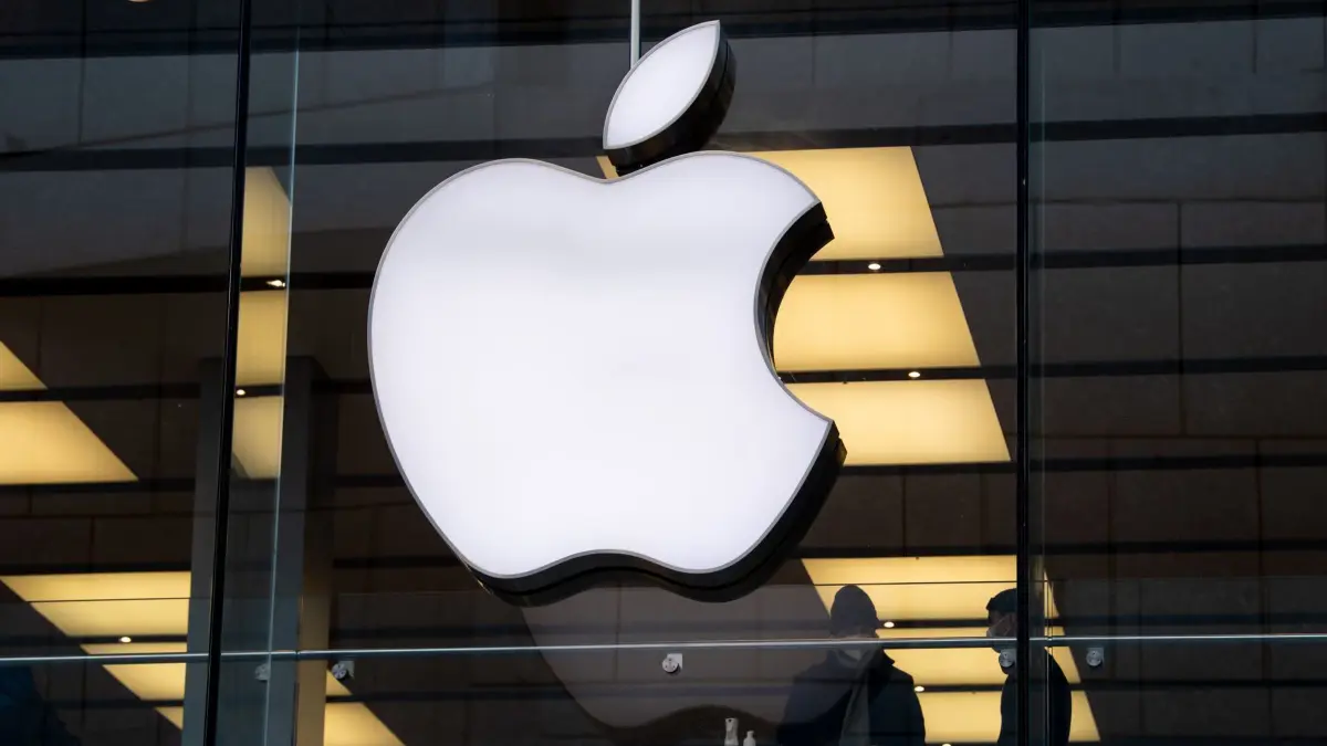Apple: ARCHIV - 26.01.2022, Bayern, München: Das Logo des Technologieunternehmens Apple ist am Apple Store in der Müchner Innenstadt zu sehen. (zu dpa: «Apple verliert vor EuGH im Streit um Steuernachzahlung») Foto: Sven Hoppe/dpa +++ dpa-Bildfunk +++