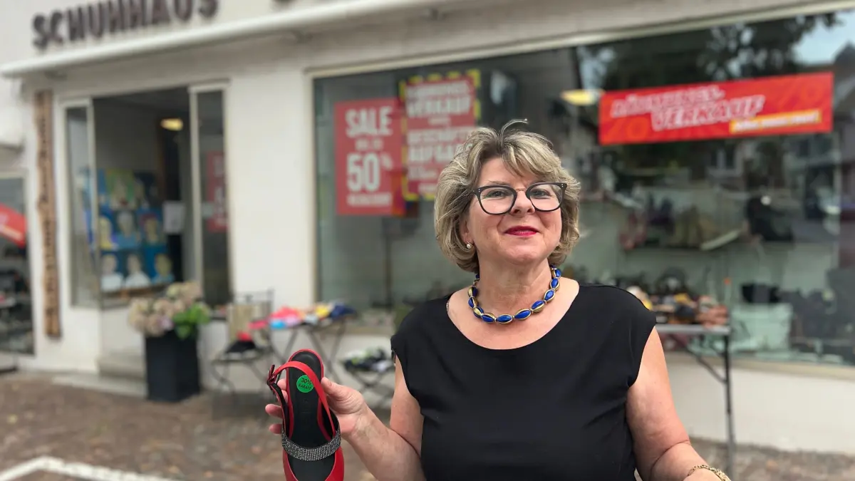 Eine Schuhverkäuferin mit Leib und Seele: Maria Walter vor ihrem Schuhhaus in der Schelklinger Innenstadt. Ende des Jahres schließt sie ihr Traditionsgeschäft.