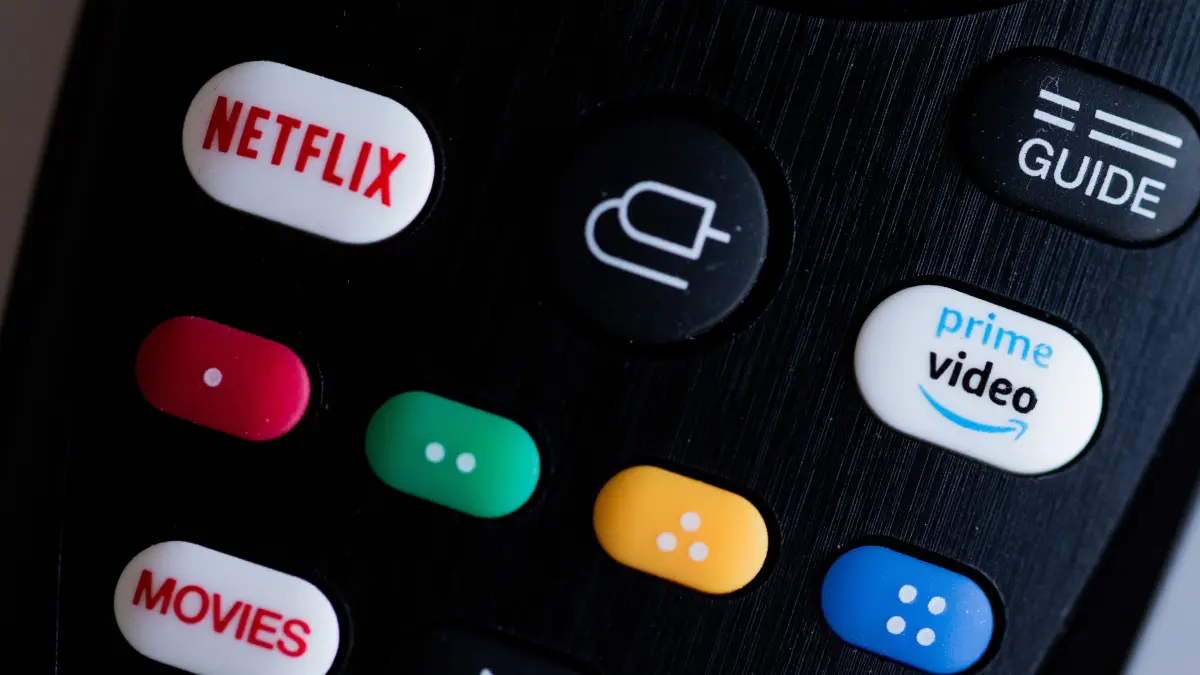 ILLUSTRATION - Button für den direkten Start der Apps der Streaming-Anbieter Amazon Prime Video und Netflix sind auf einer Fernbedienung zu sehen. (zu dpa Marktforscher erwarten knapp vier Milliarden-Umsatz bei Streaming) +++ dpa-Bildfunk +++