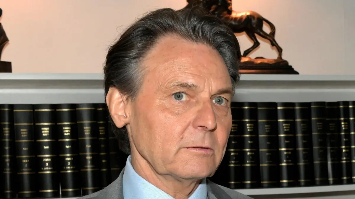 Jo Gerner (Wolfgang Bahro) erhält ein unmoralisches Angebot.
