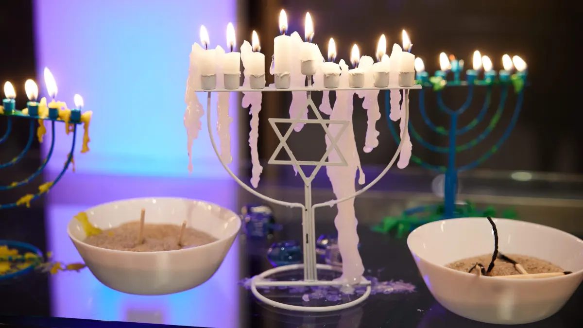 Im Dezember 2024 wird im Judentum traditionell das Lichterfest Chanukka gefeiert. Alle Infos dazu hier.
