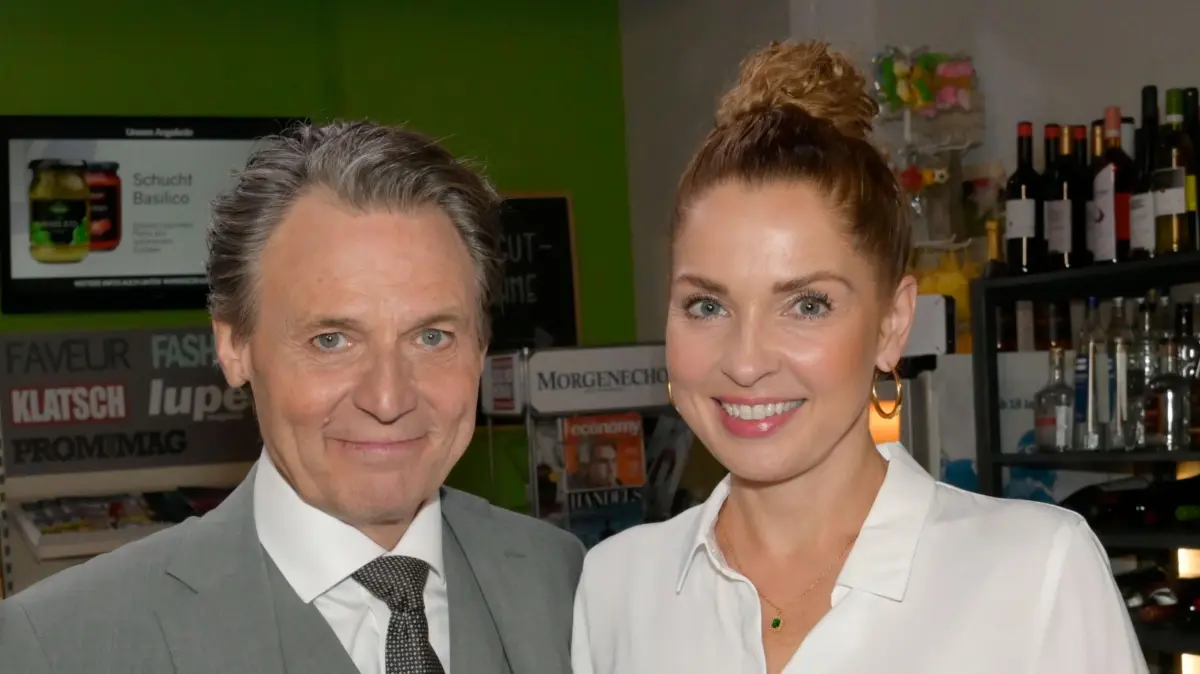 Wolfgang Bahro mit Maria Wedig an ihrem ersten Drehtag nach der Baby-Pause.