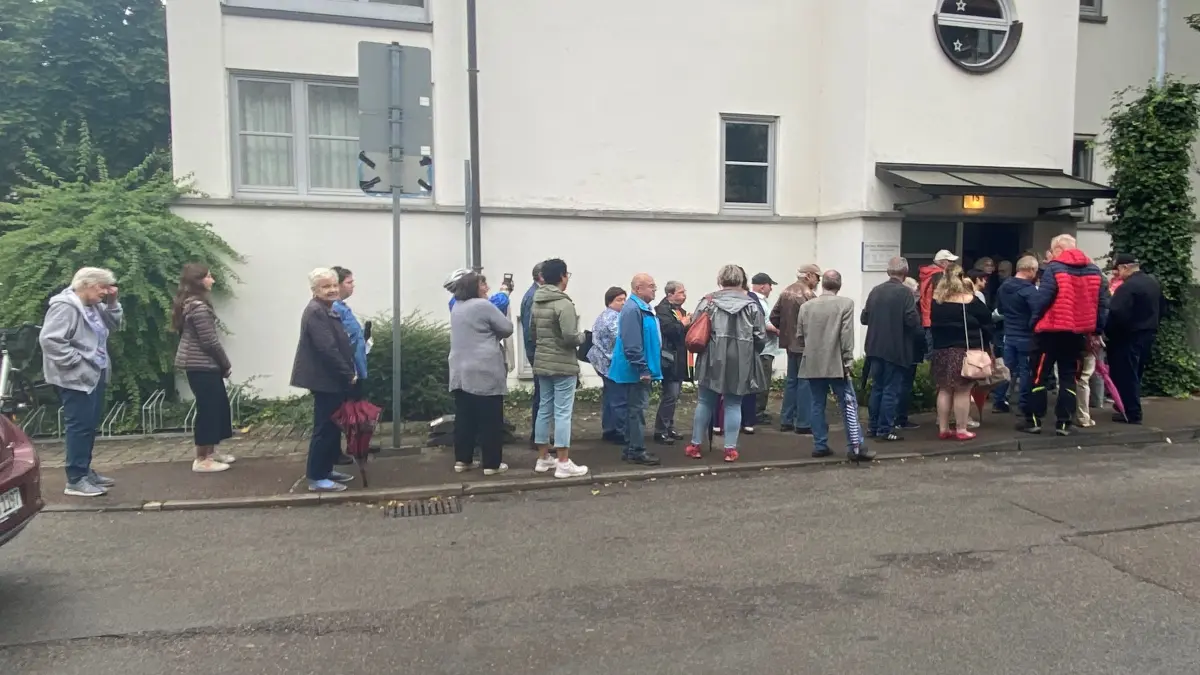 Patienten vor der Arztpraxis Dr. Herrmann in Süßen