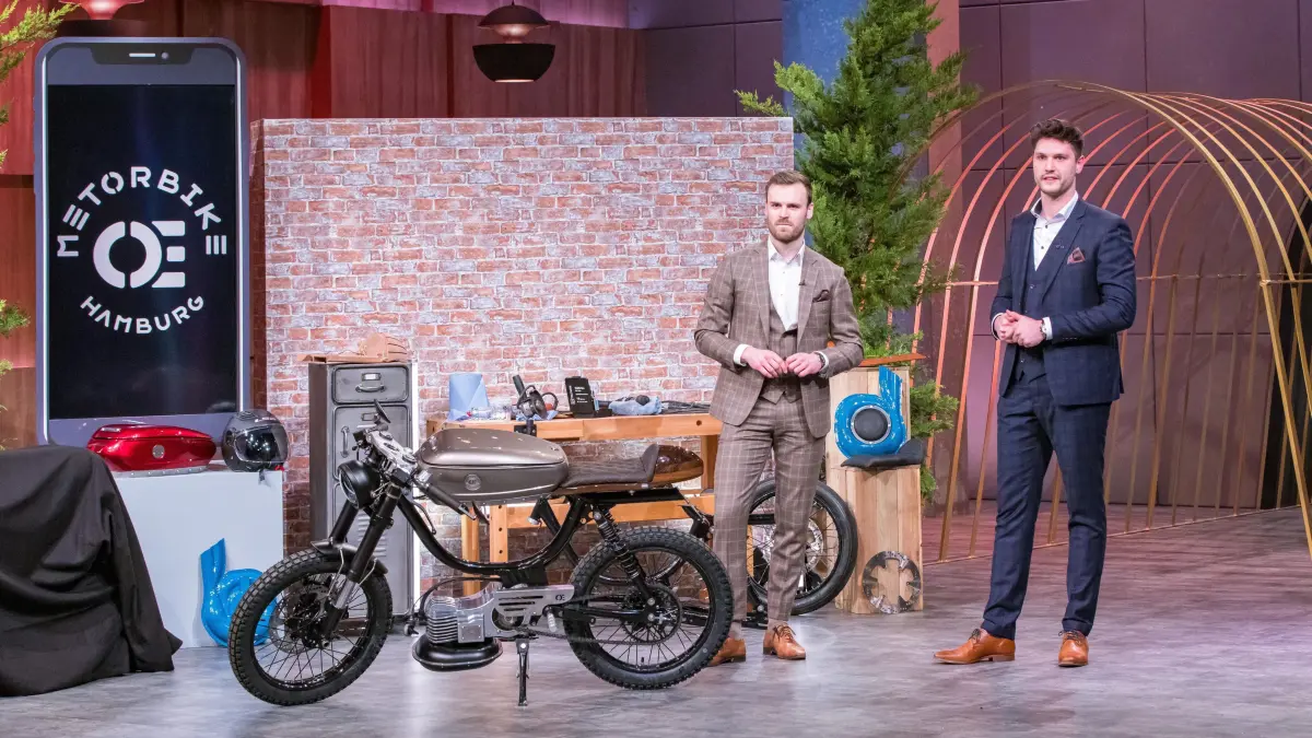 Marvin Rau (l.) und Michael Szpitalny präsentieren das Elektro-Motorrad im Retrostil Metorbike.