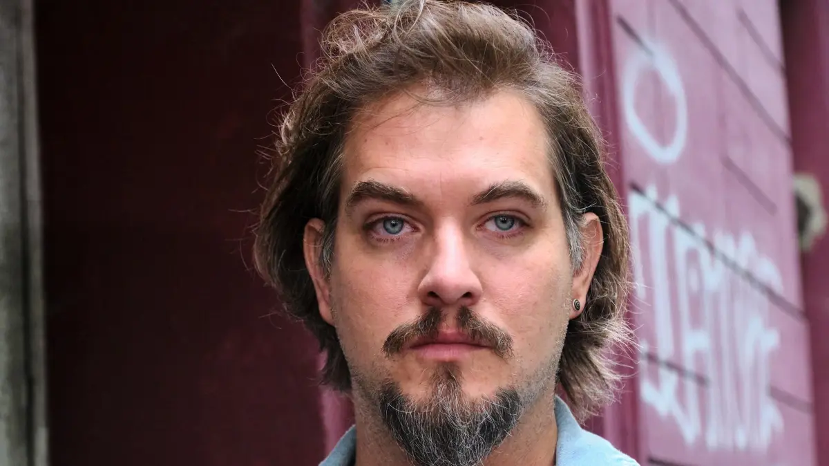 David (Diego Carlos Seyfarth) wird wütend klar, dass Sina Teil des Komplotts war.
