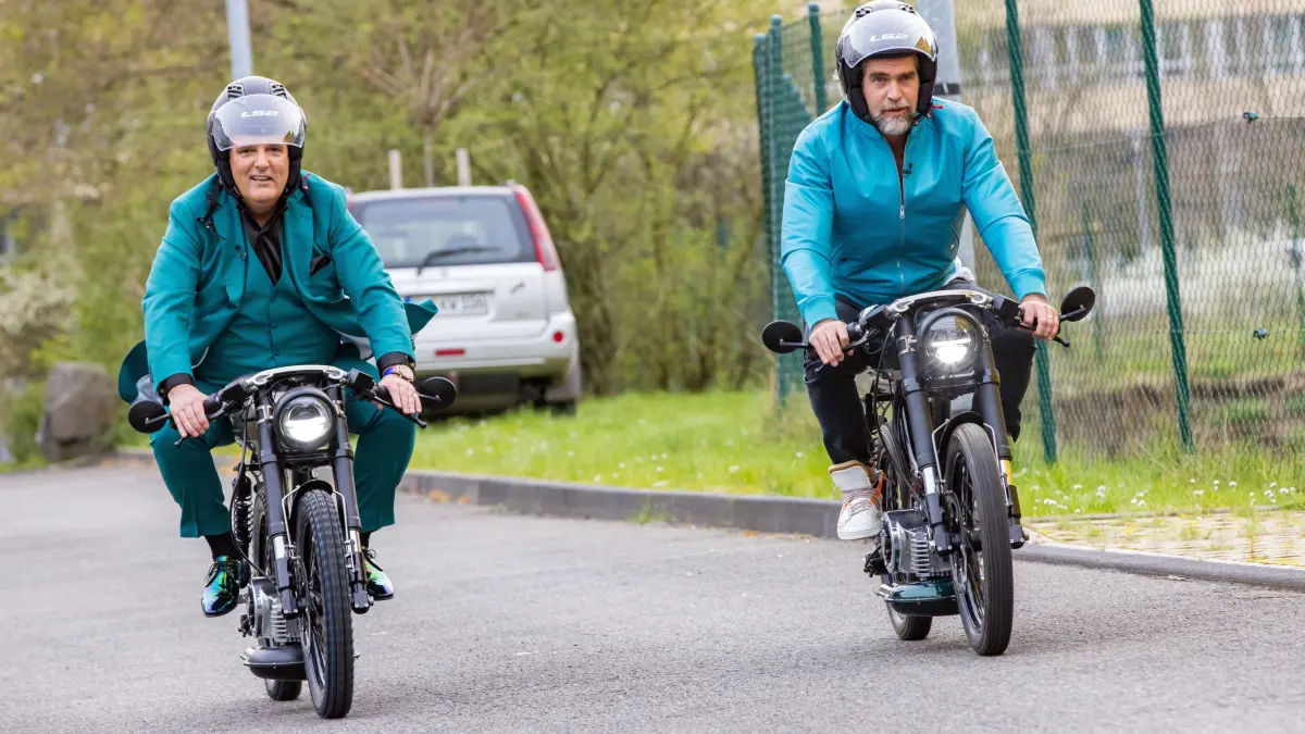 Die Löwen Nils Glagau (r.) und Ralf Dümmel unterziehen das Elektrokleinkraftrad direkt dem Praxistest.