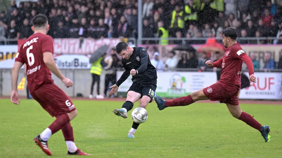 Fussball wfv-Pokal | Donzdorfer JC vs. SSV Reutlingen: Fussball wfv-Pokal | Donzdorfer JC (weinrot) vs. SSV Reutlingen (schwarz) // 2024-09-11 // Foto: Joachim Baur // #19 Tobias Dierberger (SSV Reutlingen)