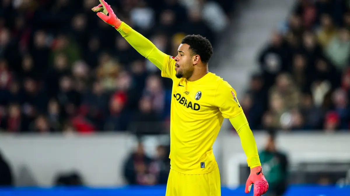 Noah Atubolu: ARCHIV - 21.04.2024, Baden-Württemberg, Freiburg im Breisgau: Fußball: Bundesliga, SC Freiburg - FSV Mainz 05, 30. Spieltag, Europa-Park Stadion. Freiburgs Torwart Noah Atubolu gestikuliert. (zu dpa: «Noah Atubolu kehrt in das Tor des SC Freiburg zurück») Foto: Tom Weller/dpa +++ dpa-Bildfunk +++