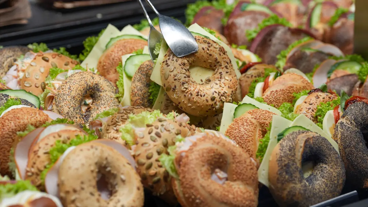 Belegte Backwaren liegen in der Auslage in einer Bäckerei: ARCHIV - 20.03.2024, Hamburg: Belegte Backwaren liegen in der Auslage in einer Bäckerei (zu dpa: «Konsumkrise: Verbraucher essen mehr in Handelsgastronomie») Foto: Marcus Brandt/dpa/dpa-tmn +++ dpa-Bildfunk +++