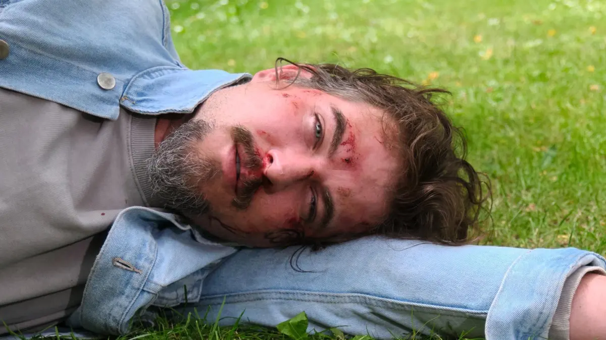 David (Diego Carlos Seyfarth) wird schwer verletzt von Patrizia gefunden.