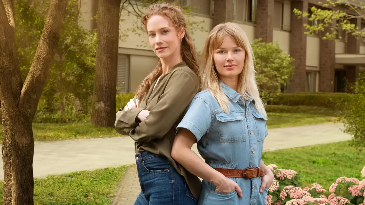 Lea (Sina-Valeska Jung, l.) lässt Nico (Isabel Hinz) ohne Erklärung zurück.