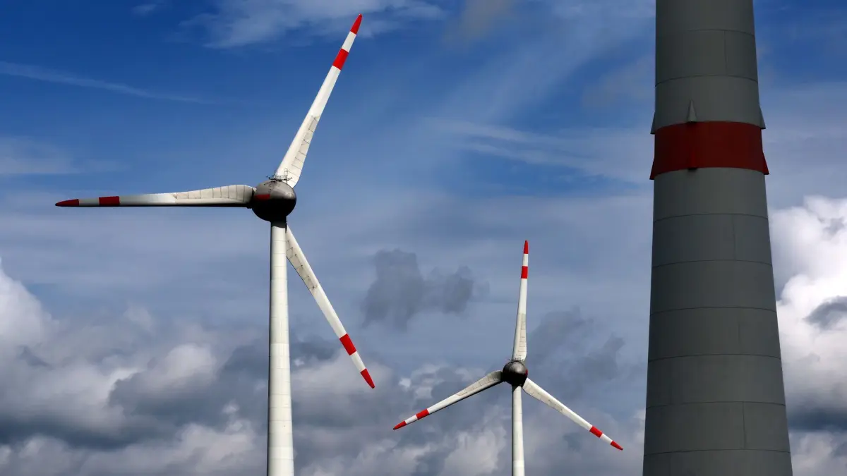 Windkraftanlagen in Mecklenburg-Vorpommern: ARCHIV - 04.06.2024, Mecklenburg-Vorpommern, Altentreptow: Windkraftanlagen sind vor einem bewölktem Himmel zu sehen. Auf der Landespressekonferenz in Schwerin wird über den aktuellen Stand des Ausbaus des Netzes von Windkraftanlagen in Mecklenburg-Vorpommern informiert. (zu dpa: «EU-Kommission genehmigt Belgien Staatshilfen für Windkraft») Foto: Bernd Wüstneck/dpa +++ dpa-Bildfunk +++