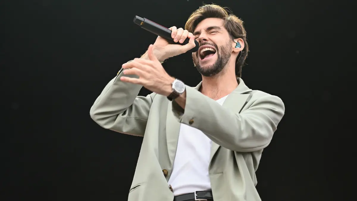Glücksgefühle-Festival: 13.09.2024, Baden-Württemberg, Hockenheim: Der Musiker Alvaro Soler tritt beim Glücksgefühle-Festival auf dem Hockenheimring auf. Foto: Uwe Anspach/dpa +++ dpa-Bildfunk +++